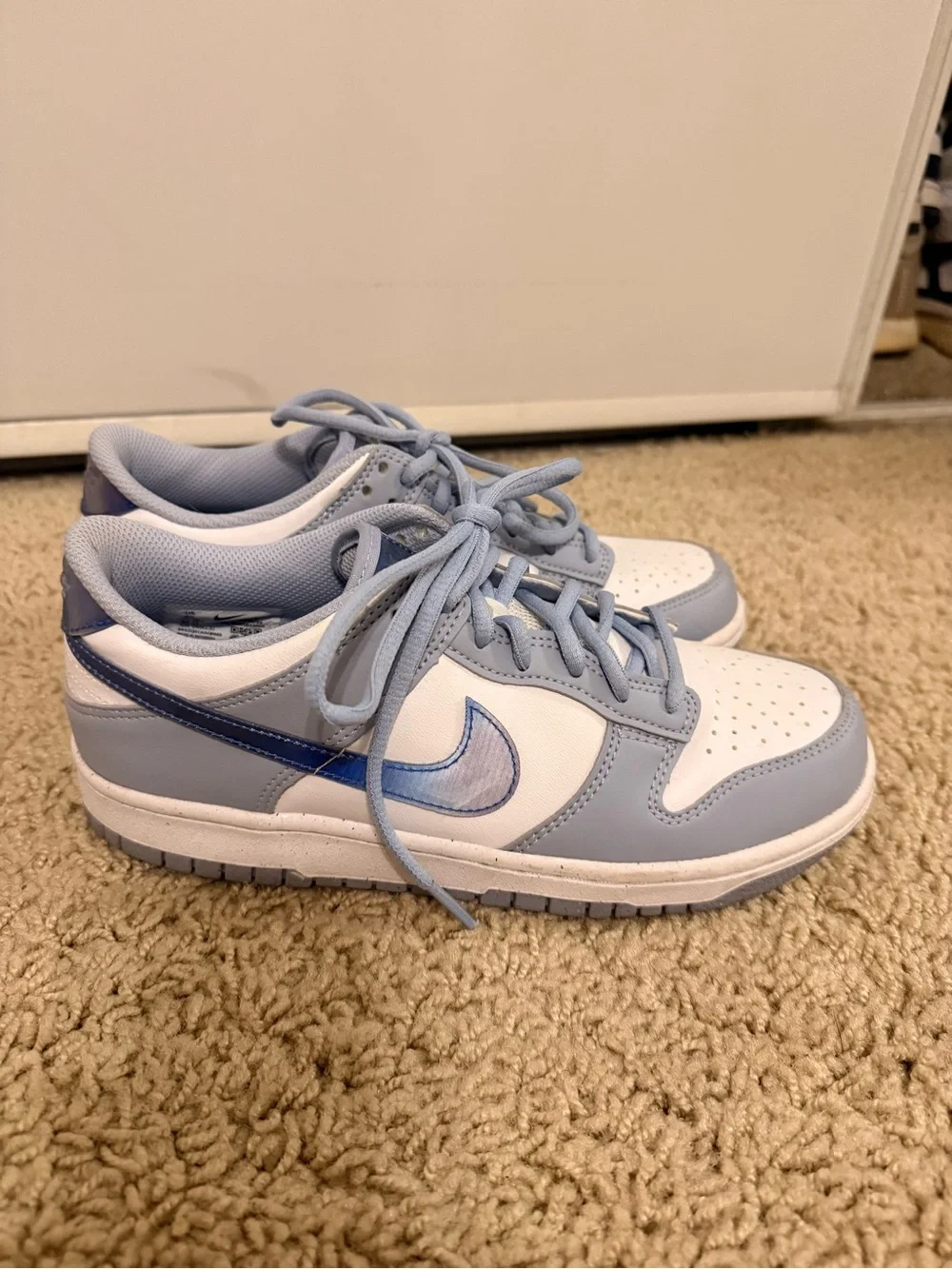 Nike Kids Low-Top Sneakers in Light Blue, White and Metallic Blue Accent